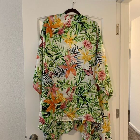New Directions kimono.  Size: 3X (fits all sizes).  Has arm holes, satiny fabric - Picture 4 of 4